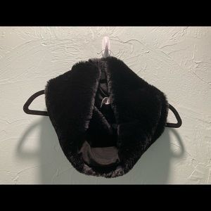 Old Navy-NWT *
Faux Fur neck wrap